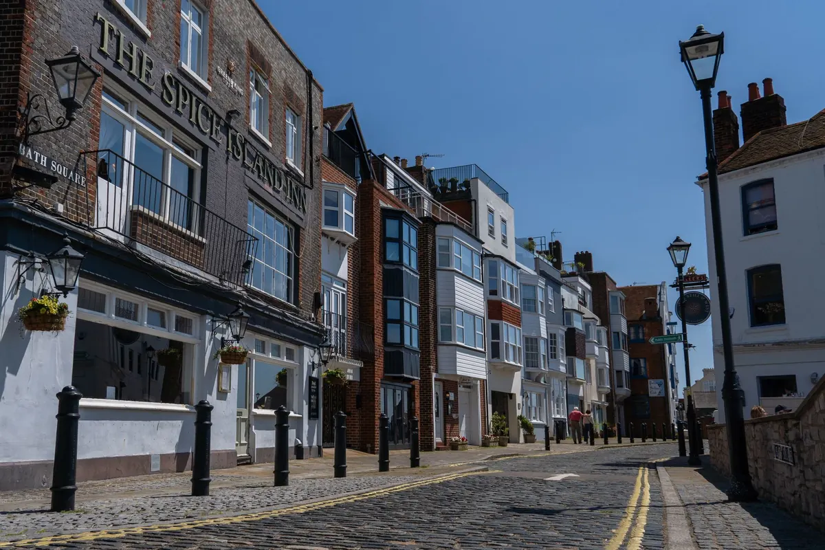 How to Find a Good Pub in an Unfamiliar Town: A 20-Minute Checklist