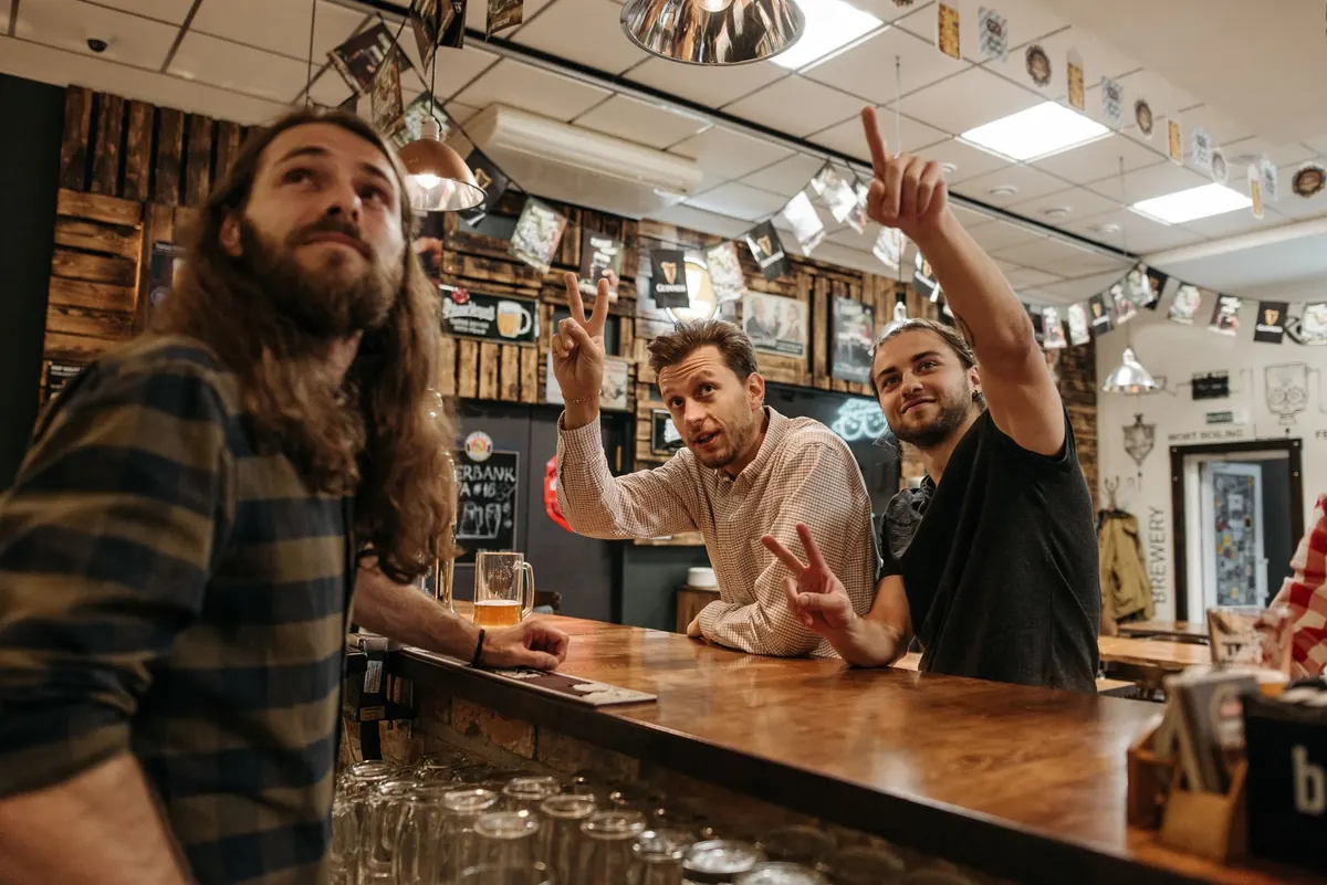 Pub Quiz Night Etiquette: 12 Unwritten Rules for Teams and Hosts